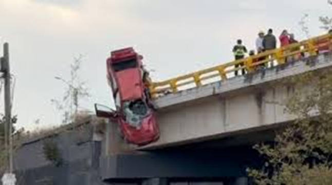 Automóvil queda colgando de un puente tras accidente en Puebla