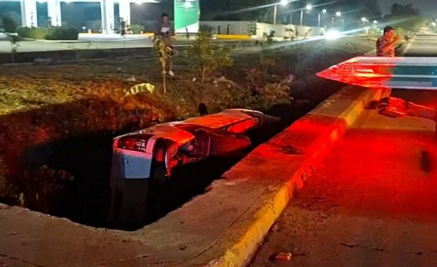 Camioneta cae a dren pluvial en Tapachula; ocupantes huyen del lugar